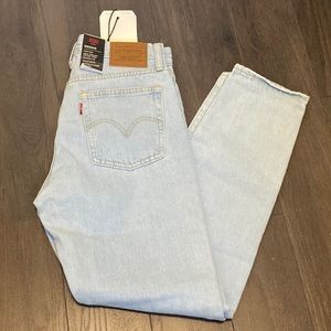 NWT: Levi’s wedgie jean light wash